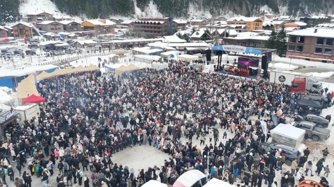 Uzung&ouml;l de rekor denemesi! Binlerce kişi horon halkası oluşturdu: Trabzon dan renkli g&ouml;r&uuml;nt&uuml;ler 7