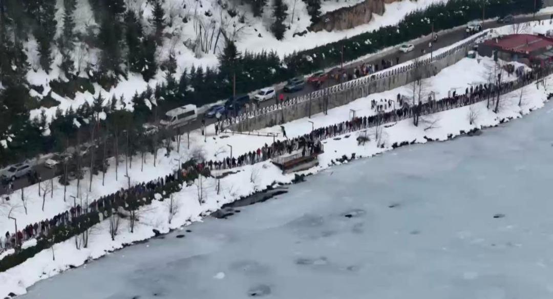 Uzung&ouml;l de rekor denemesi! Binlerce kişi horon halkası oluşturdu: Trabzon dan renkli g&ouml;r&uuml;nt&uuml;ler 8