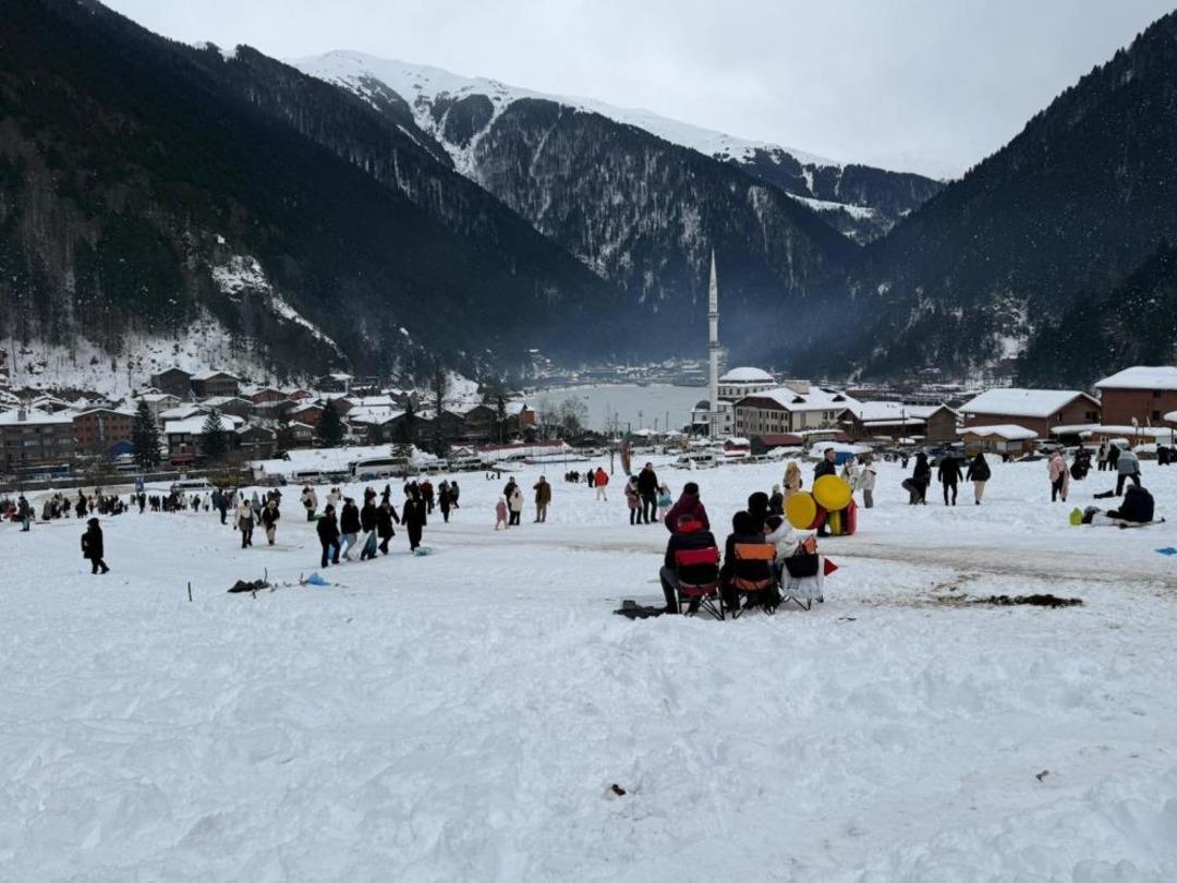 Uzung&ouml;l de rekor denemesi! Binlerce kişi horon halkası oluşturdu: Trabzon dan renkli g&ouml;r&uuml;nt&uuml;ler 9