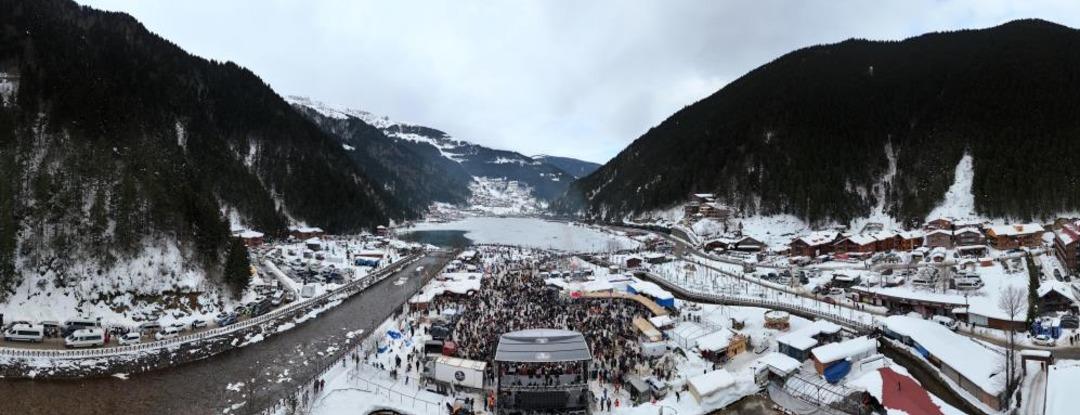 Uzung&ouml;l de rekor denemesi! Binlerce kişi horon halkası oluşturdu: Trabzon dan renkli g&ouml;r&uuml;nt&uuml;ler 10