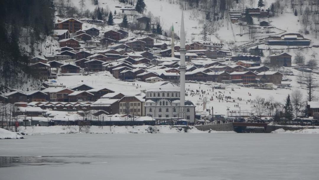 Uzung&ouml;l de rekor denemesi! Binlerce kişi horon halkası oluşturdu: Trabzon dan renkli g&ouml;r&uuml;nt&uuml;ler 11