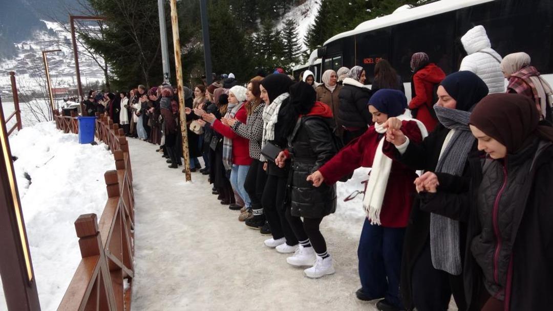 Uzung&ouml;l de rekor denemesi! Binlerce kişi horon halkası oluşturdu: Trabzon dan renkli g&ouml;r&uuml;nt&uuml;ler 12