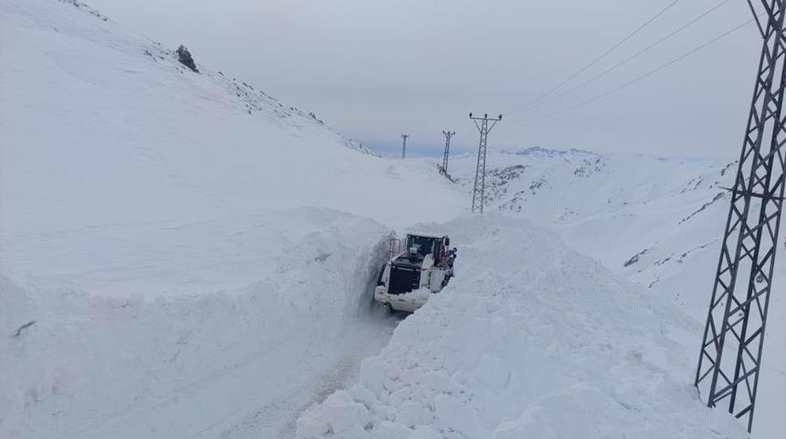 Y&uuml;ksekova'da mezra yoluna d&uuml;şen &ccedil;ığ temizlendi