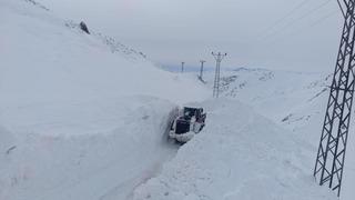 Yüksekova'da mezra yoluna düşen çığ temizlendi