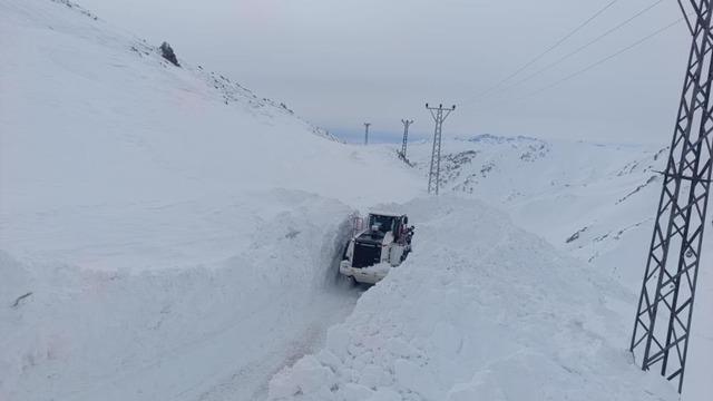 Yüksekova'da mezra yoluna düşen çığ temizlendi
