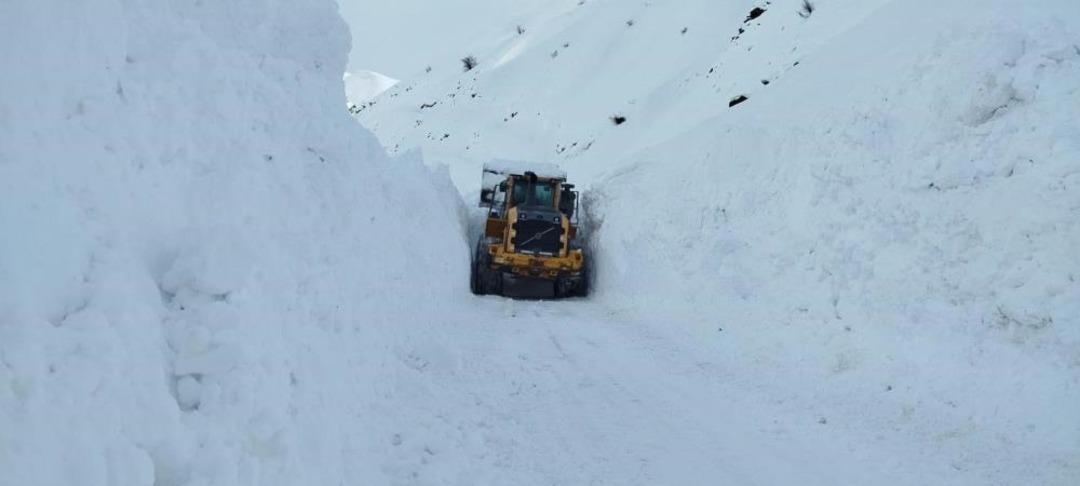 Y&uuml;ksekova da mezra yoluna d&uuml;şen &ccedil;ığ temizlendi 2