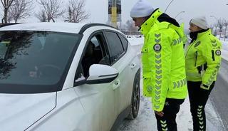 Ağrı'da kış şartlarına y&ouml;nelik trafik denetimleri s&uuml;rd&uuml;r&uuml;l&uuml;yor