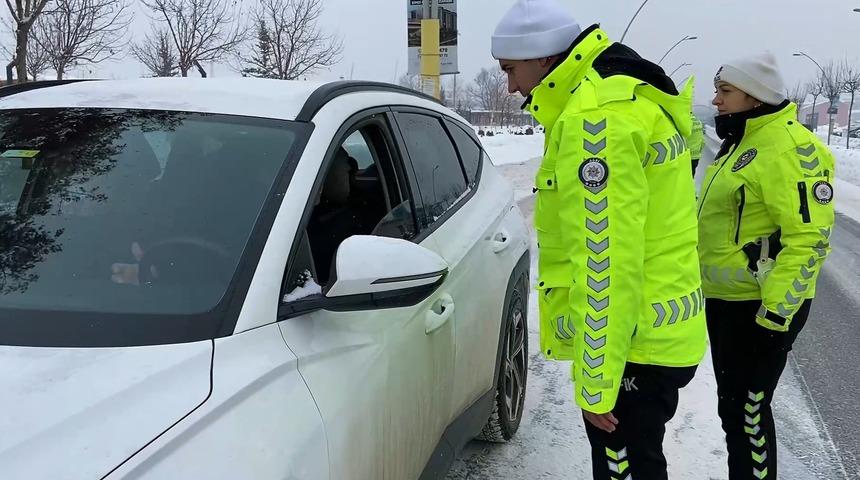 Ağrı'da kış şartlarına y&ouml;nelik trafik denetimleri s&uuml;rd&uuml;r&uuml;l&uuml;yor