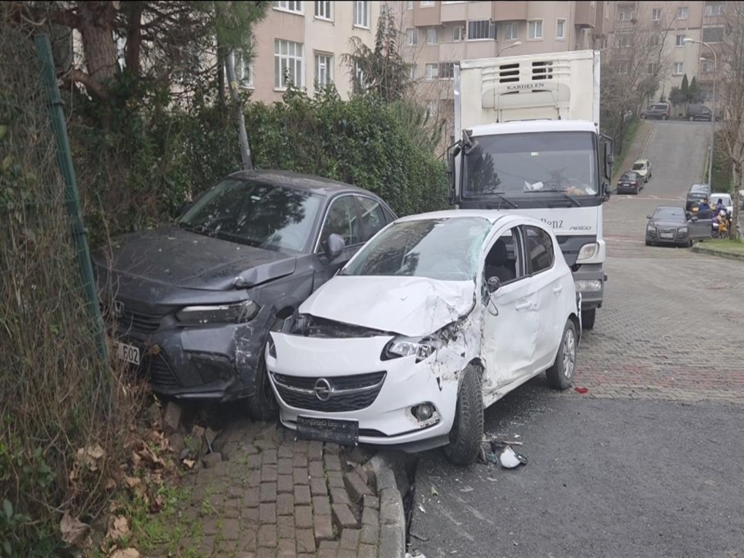 Başakşehir de yokuştan kayan TIR 5 araca &ccedil;arptı; kaza kamerada 2
