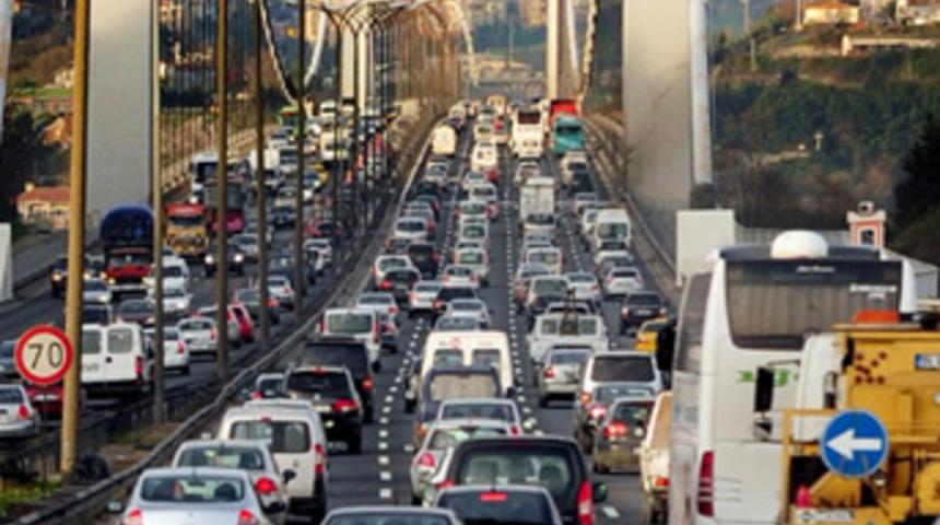 Haftada 9 saat trafikte geçiyor