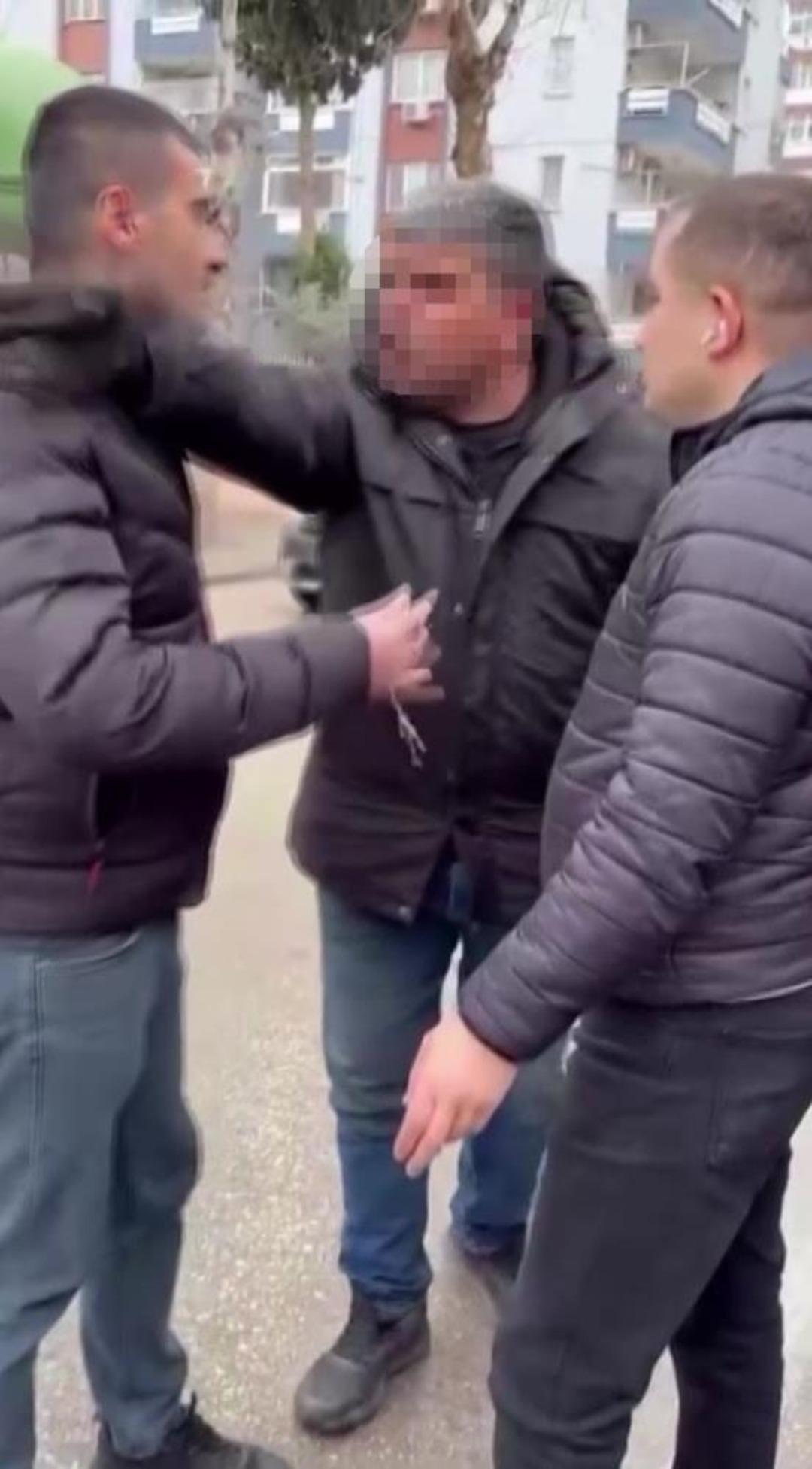 Trafikte tartıştığı servis aracının camını kaskıyla kırdı 1