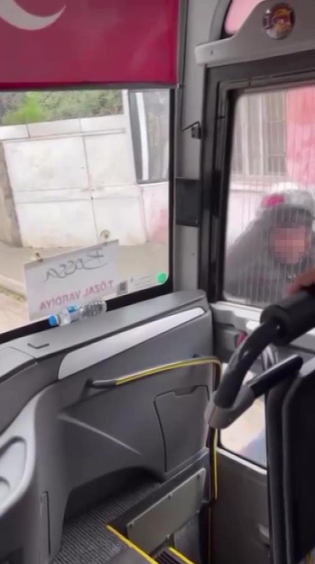 Trafikte tartıştığı servis aracının camını kaskıyla kırdı 2