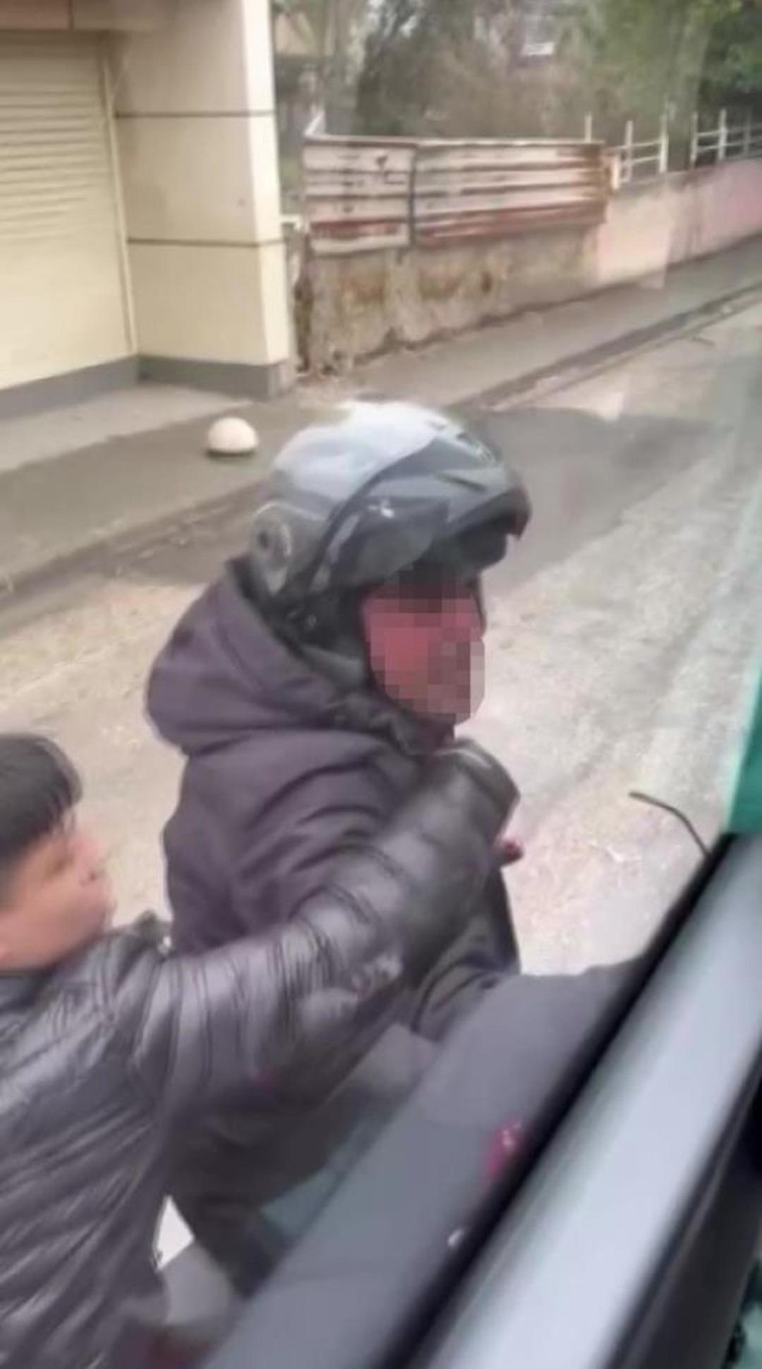 Trafikte tartıştığı servis aracının camını kaskıyla kırdı 3