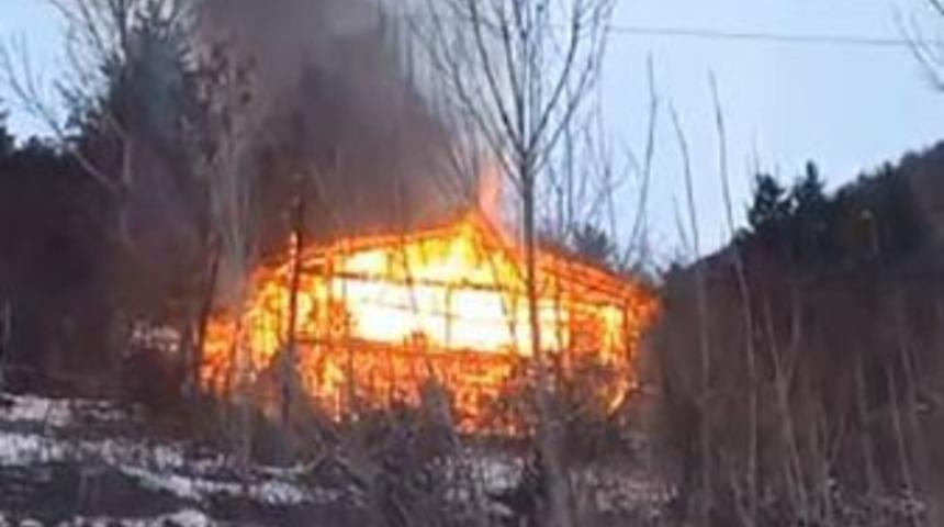 K&ouml;yde &ccedil;ıkan yangında bir ev kullanılamaz hale geldi