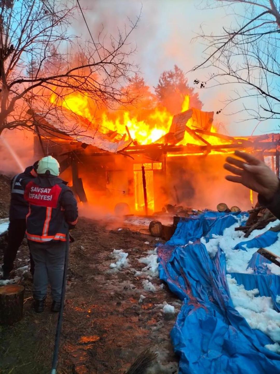 K&ouml;yde &ccedil;ıkan yangında bir ev kullanılamaz hale geldi 1