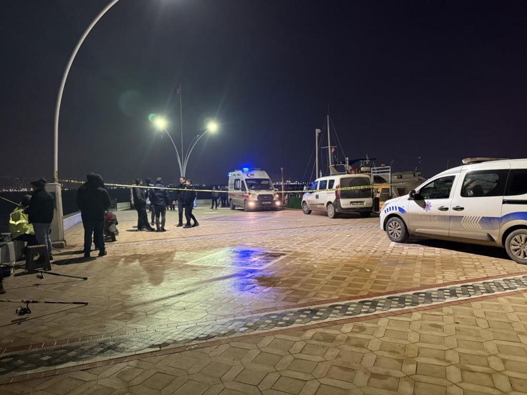 Balık&ccedil;ılar fark etti, denizde dalgı&ccedil; kıyafetli erkek cesedi bulundu 1