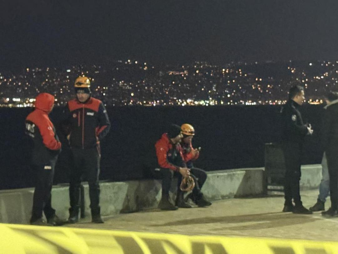 Balık&ccedil;ılar fark etti, denizde dalgı&ccedil; kıyafetli erkek cesedi bulundu 2