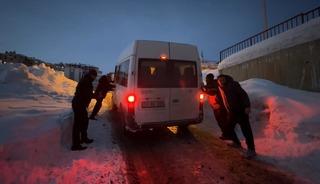 Buzlu yolda mahsur kalan minib&uuml;s&uuml; vatandaşlar kurtardı