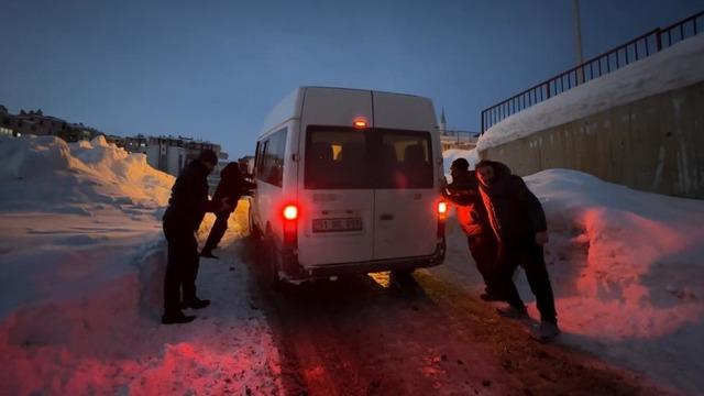 Yüksekova’da buzlu yolda mahsur kalan minibüsü vatandaşlar kurtardı