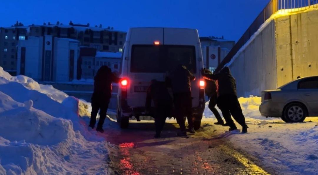 Y&uuml;ksekova&rsquo;da buzlu yolda mahsur kalan minib&uuml;s&uuml; vatandaşlar kurtardı 1