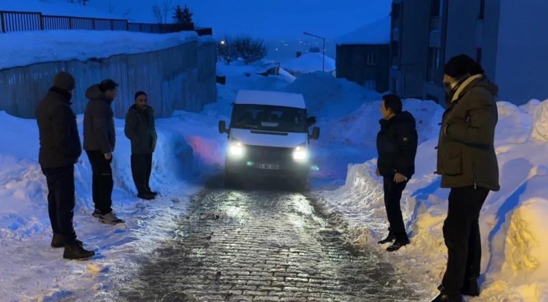 Y&uuml;ksekova&rsquo;da buzlu yolda mahsur kalan minib&uuml;s&uuml; vatandaşlar kurtardı 2