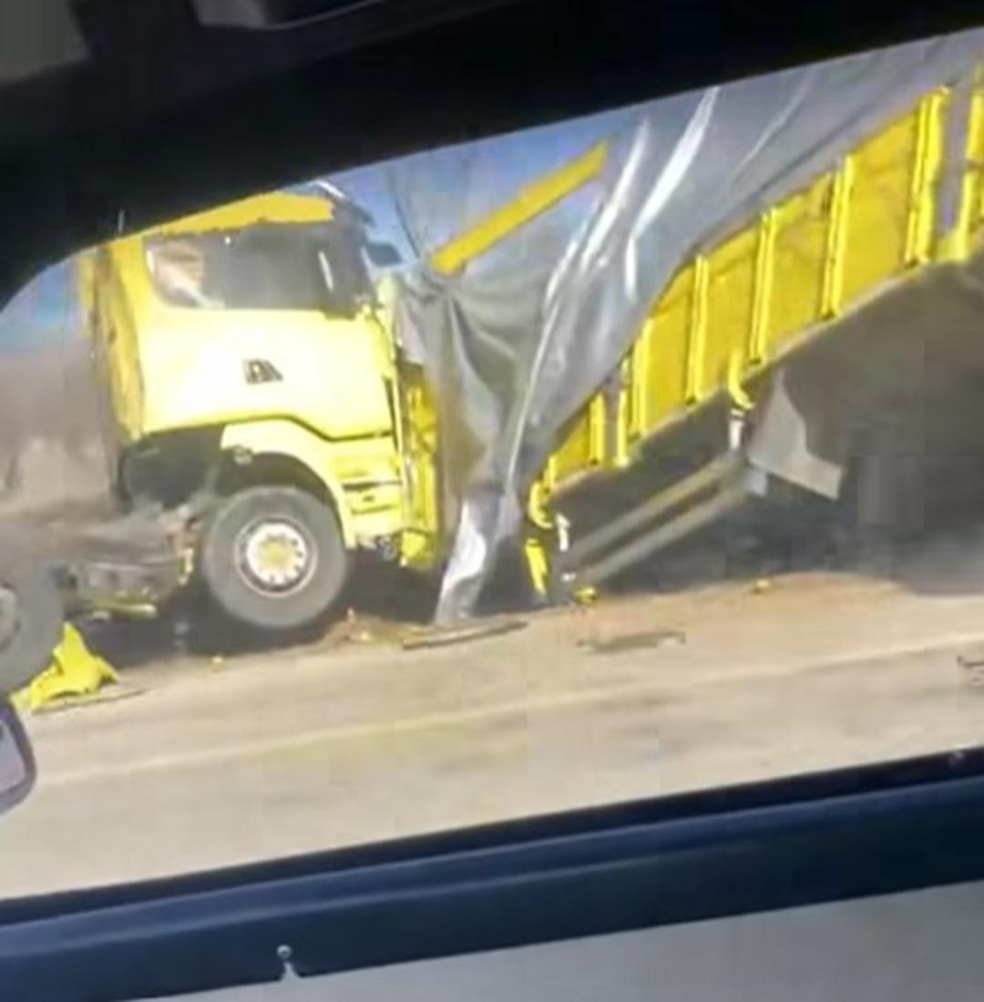 Burdur da limon y&uuml;k&uuml; tır şarampole devrildi 1