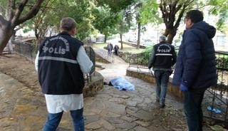 Evinin &ouml;n&uuml;ndeki parkta &ouml;l&uuml; bulundu