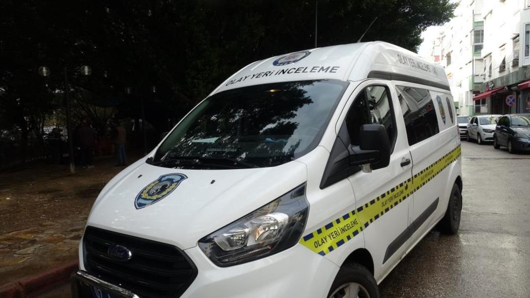 Evinin &ouml;n&uuml;ndeki parkta &ouml;l&uuml; bulundu 1