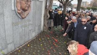 Uğur Mumcu, Salihli&rsquo;de karanfillerle anıldı