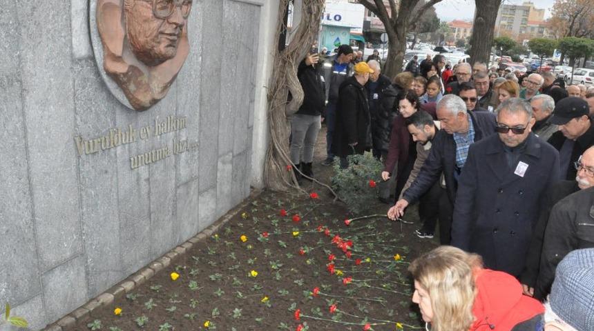 Uğur Mumcu, Salihli&rsquo;de karanfillerle anıldı