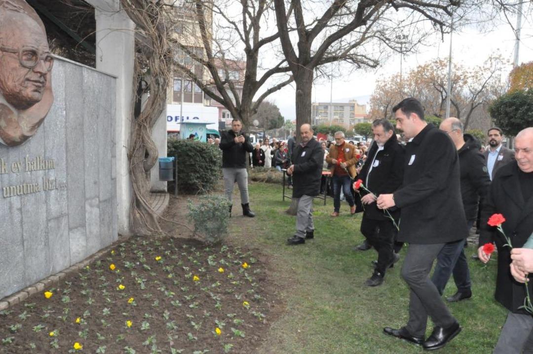 Uğur Mumcu, Salihli&rsquo;de karanfillerle anıldı 1