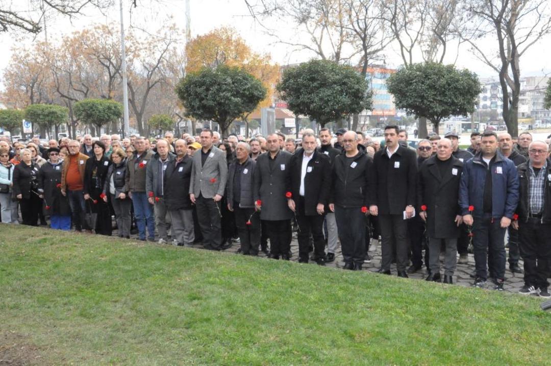 Uğur Mumcu, Salihli&rsquo;de karanfillerle anıldı 2