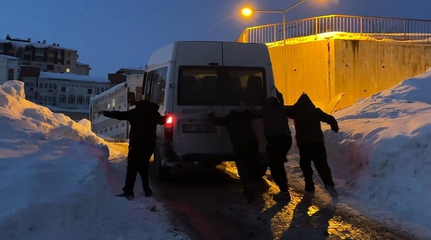 Y&uuml;ksekova&rsquo;da buzlu yolda mahsur kalan minib&uuml;s&uuml; vatandaşlar kurtardı