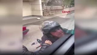 Motosiklet s&uuml;r&uuml;c&uuml;s&uuml;, yol verme kavgasında servis minib&uuml;s&uuml;n&uuml;n camını kaskıyla kırdı; o anlar kamerada