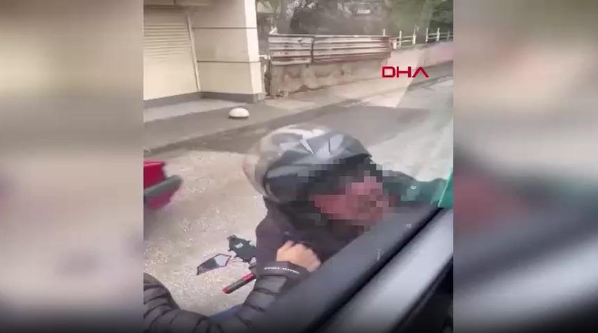 Motosiklet s&uuml;r&uuml;c&uuml;s&uuml;, yol verme kavgasında servis minib&uuml;s&uuml;n&uuml;n camını kaskıyla kırdı; o anlar kamerada