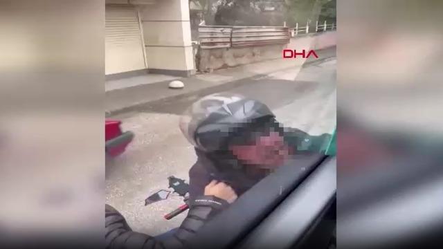 Motosiklet sürücüsü, yol verme kavgasında servis minibüsünün camını kaskıyla kırdı; o anlar kamerada