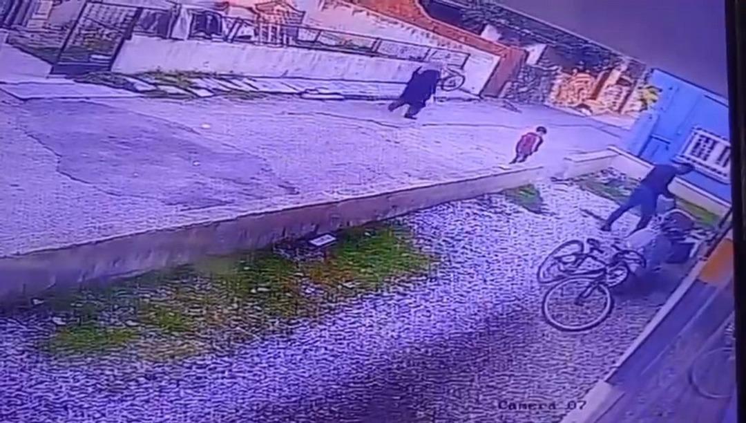 &Ccedil;ocukların g&ouml;z&uuml; &ouml;n&uuml;nde k&ouml;peği katletti 1
