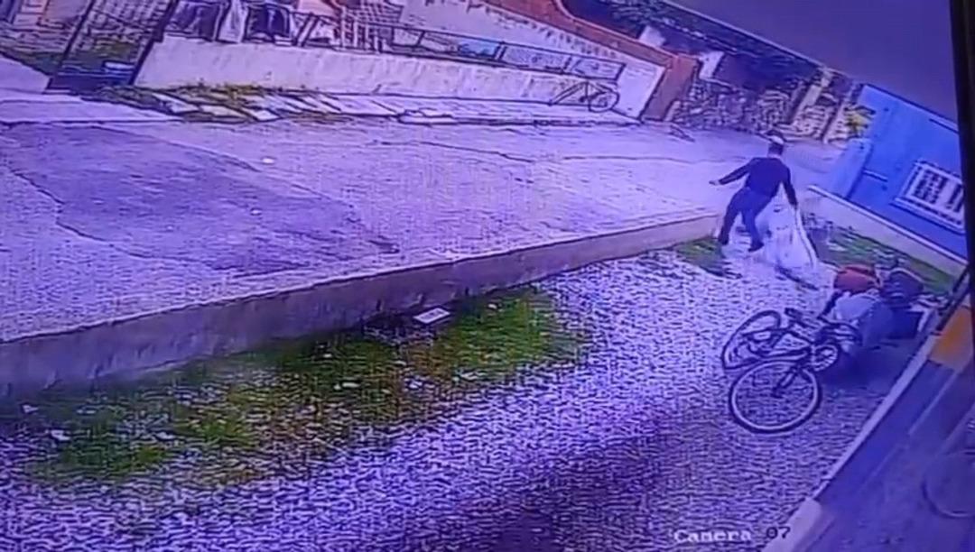 &Ccedil;ocukların g&ouml;z&uuml; &ouml;n&uuml;nde k&ouml;peği katletti 2