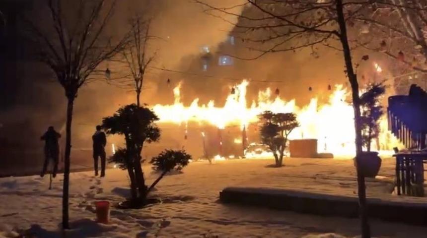 Diyarbakır&rsquo;da kafede yangın paniği: Korkulan olmadı