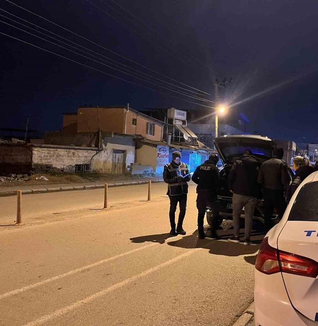 İskenderun polisi soğuk havada asayiş i&ccedil;in sahada 1
