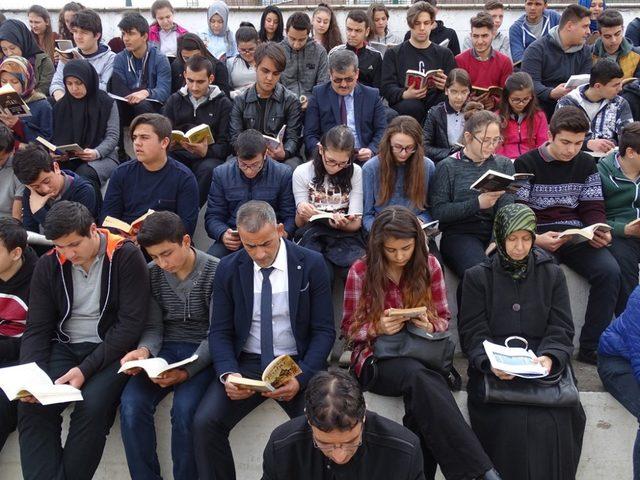 Nevruzu kitap okuyarak karşıladılar