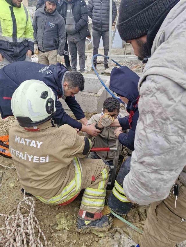 Antakya&rsquo;da kuyuya d&uuml;şen vatandaş yaralandı 1