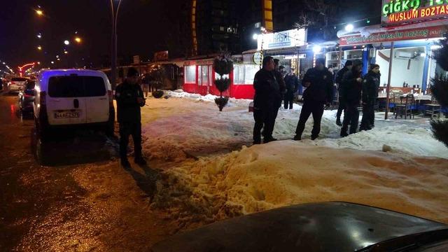 Malatya&rsquo;da husumetlilerin bı&ccedil;aklı kavgasında: 2&rsquo;si ağır 3 kişi yaralandı 2