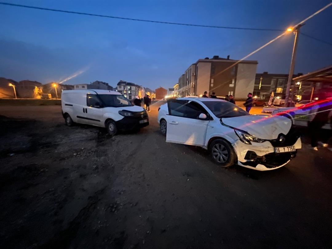 Bursa da otomobil ile hafif ticari ara&ccedil; &ccedil;arpıştı; 2 yaralı 1