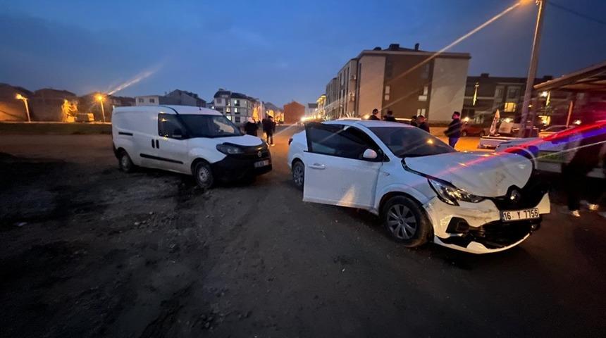 Bursa'da otomobil ile hafif ticari ara&ccedil; &ccedil;arpıştı; 2 yaralı
