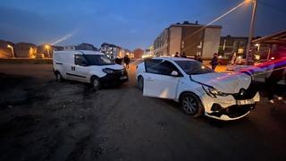 Bursa'da otomobil ile hafif ticari araç çarpıştı; 2 yaralı