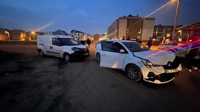 Bursa'da otomobil ile hafif ticari araç çarpıştı; 2 yaralı