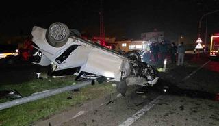 Aydınlatma direğine &ccedil;arpan otomobil takla attı: 1 yaşındaki bebek &ouml;ld&uuml;, anne ve baba yaralandı