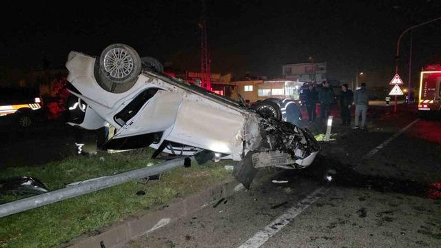 Aydınlatma direğine çarpan otomobil takla attı: 1 yaşındaki bebek öldü, anne ve baba yaralandı