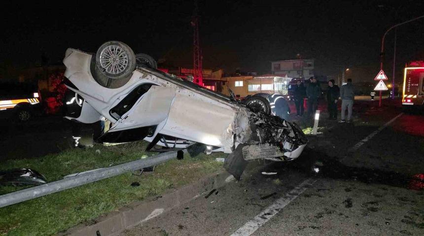 Aydınlatma direğine &ccedil;arpan otomobil takla attı: 1 yaşındaki bebek &ouml;ld&uuml;, anne ve baba yaralandı